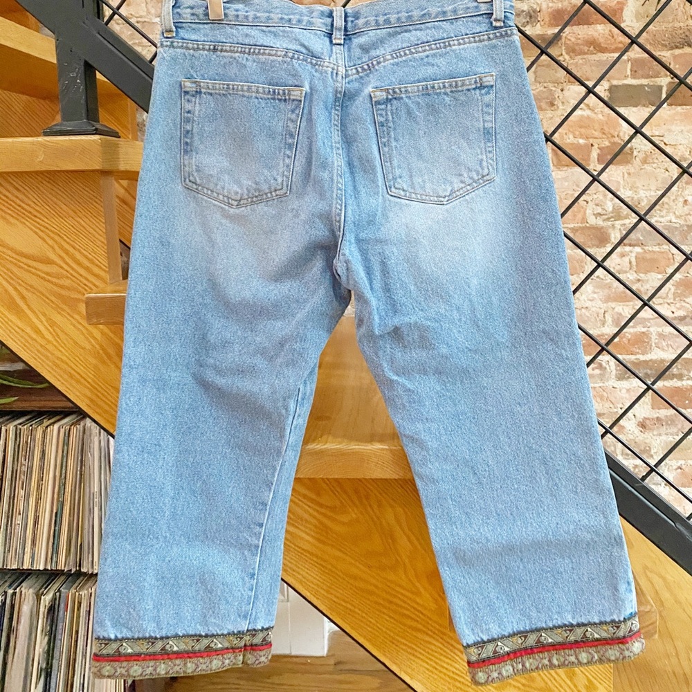 Cropped jeans with embroidery - Picture 2 of 4